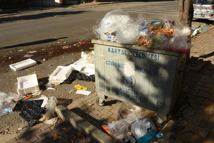 Kartal Belediyesi işçilerin taleplerini vermedi: İşçiler greve gidince Kartal çöp içinde kaldı!