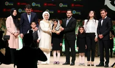 Pet şişelerden duvar ören öğretmenler, ödüllerini Emine Erdoğan’dan aldı