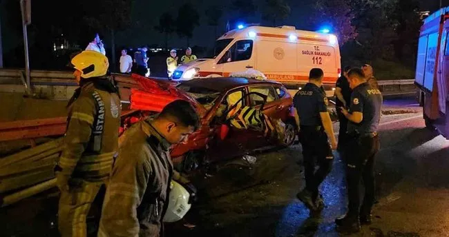 Bayrampaşa’da kontrolden çıkan otomobil bariyerlere saplandı
