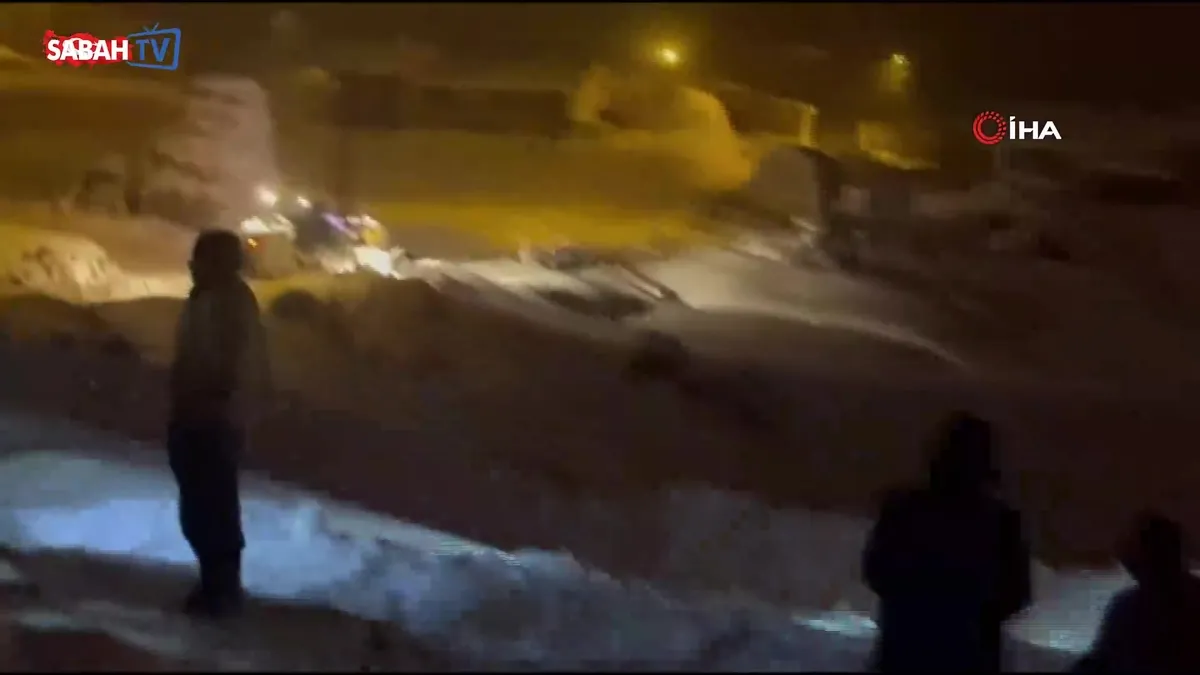 Kardan kapanan köy yolunda zamanla yarış videosunu izle Kardan kapanan köy yolunda zamanla yarış videosunu izle