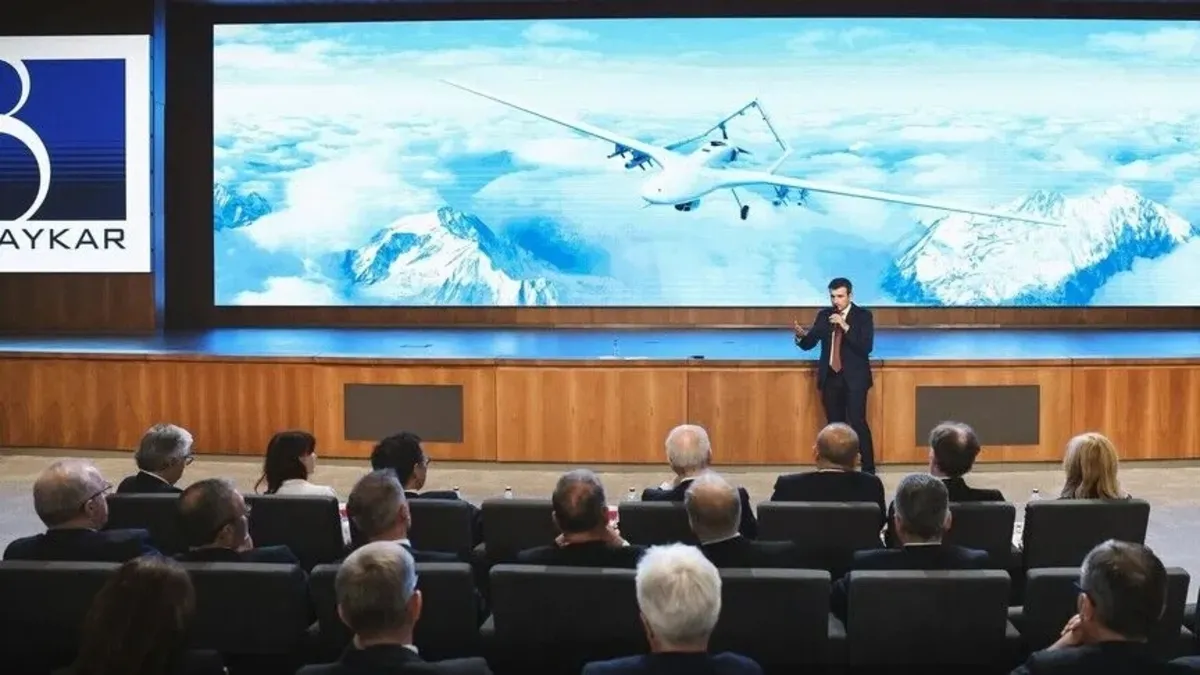Selçuk Bayraktar NATO Parlamenter Asamblesi'nde konuşma yaparken