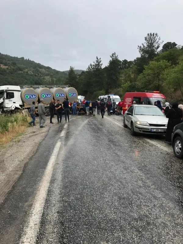 son-dakika-balikesirde-feci-kaza-minibus-ile-tanker-carpisti-6-olu-15-yarali-1654943736462.jpg