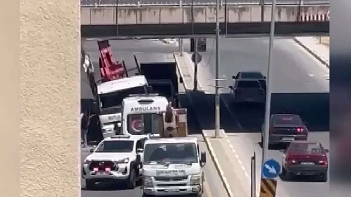 Yalova’da tır alt geçide sıkıştı: O anlar kamerada! Yalova’da tır alt geçide sıkıştı: O anlar kamerada!