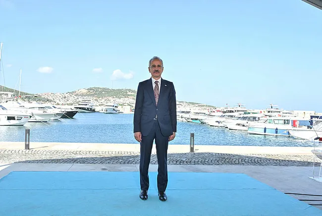 bakan-uraloglu-yeni-foca-yat-limanini-hizmete-acti-1698402017360.jpg