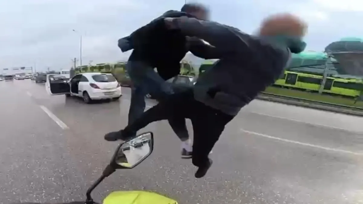 Bursa'da film sahnelerini aratmayan olay: Trafik magandalarından 'uçan tekme' şovu!