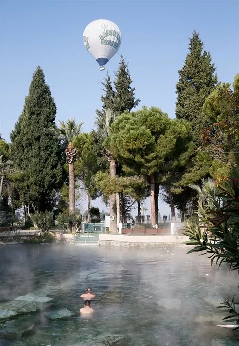 ’Beyaz cennet’in antik havuzunda kaplıca keyfi