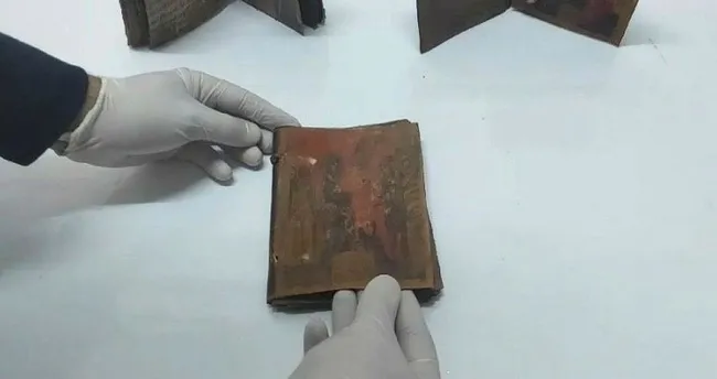 Bin yıllık üç İncil ele geçirildi Bin yıllık üç İncil ele geçirildi