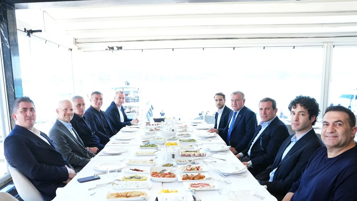FIFA Genel Sekreteri Grafström, Bakan Bak ve TFF Başkanı Hacıosmanoğlu ile buluştu! FIFA Genel Sekreteri Grafström, Bakan Bak ve TFF Başkanı Hacıosmanoğlu ile buluştu!