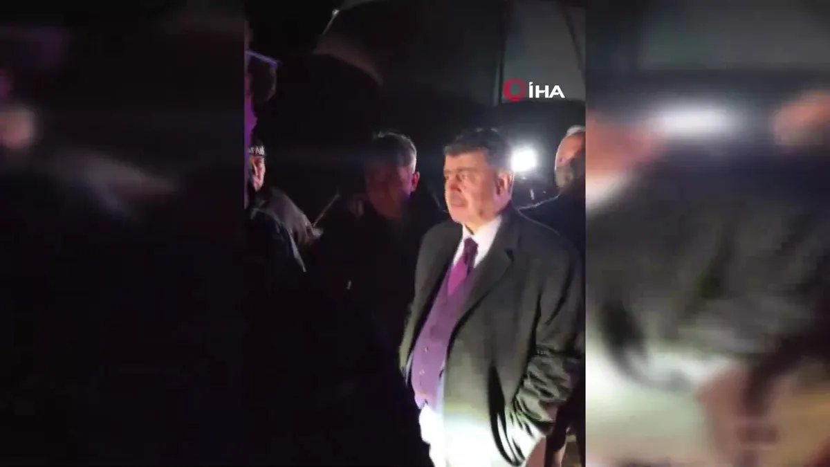 Vali Şahin, düşen uçağın enkazında incelemelerde bulundu videosunu izle Vali Şahin, düşen uçağın enkazında incelemelerde bulundu videosunu izle