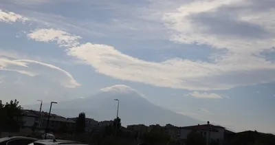 Ağrı Dağı'nın zirvesini mercek bulutu sardı #igdir