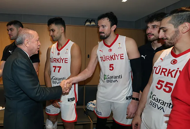 baskan-erdogan-a-milli-basketbol-takimini-yalniz-birakmadi-karsilasmayi-tribunden-takip-etti-1764277647244.jpeg
