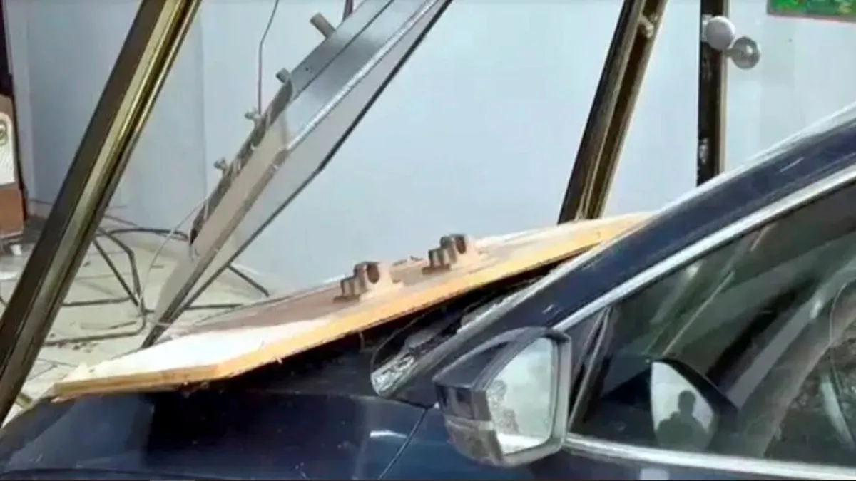 El freni çekilmeyen araç 50 metre kayarak berber dükkanına daldı El freni çekilmeyen araç 50 metre kayarak berber dükkanına daldı