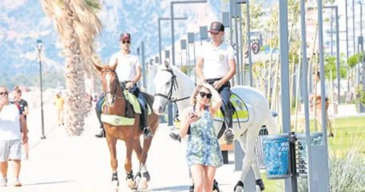 Atlı polis sahilde devriyeye çıktı