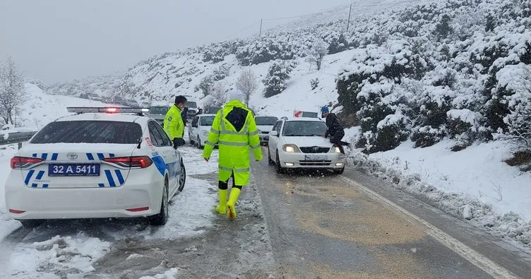 Vefakâr Türk Polisi yolda kalan sürücülerin yardımına koştu