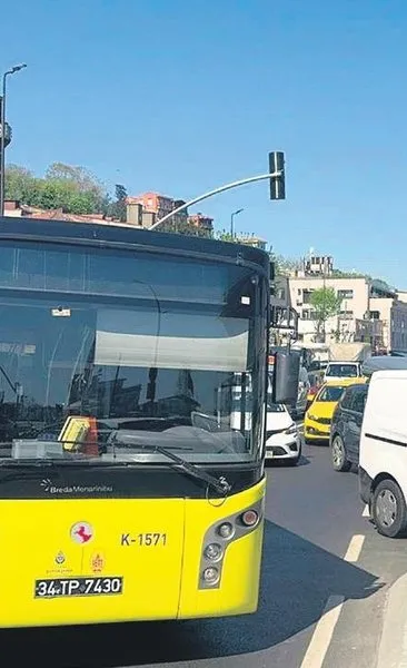 Arızalanan İETT otobüsü trafiği kilitledi