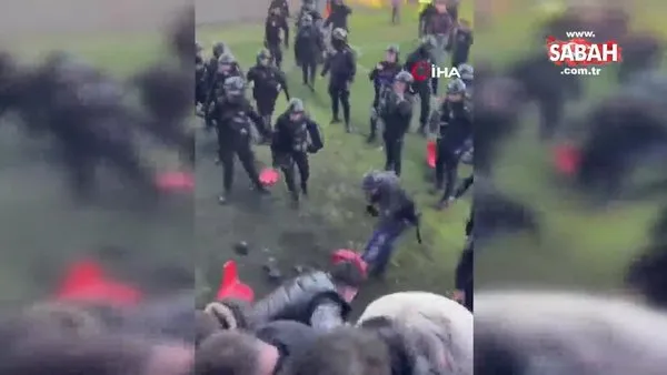 Taraftarlar koltukları sahaya fırlattı: Polis biber gazıyla müdahale etti | Video