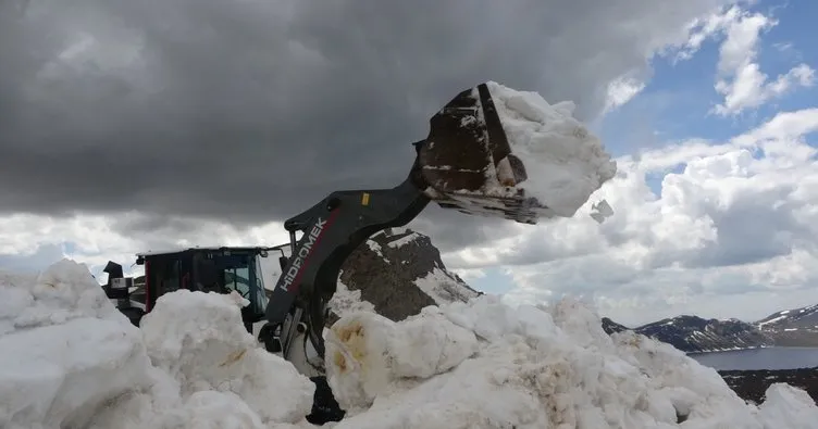 Aylardır kardan kapalı olan Nemrut Krater Gölü yolu temizlenerek ziyaretçilere açılıyor
