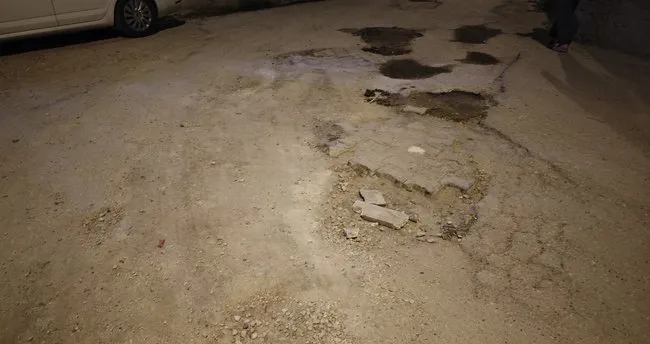 Nusaybin’de yollar köstebek yuvasına döndü: Vatandaş çukurları molozla kapatıyor