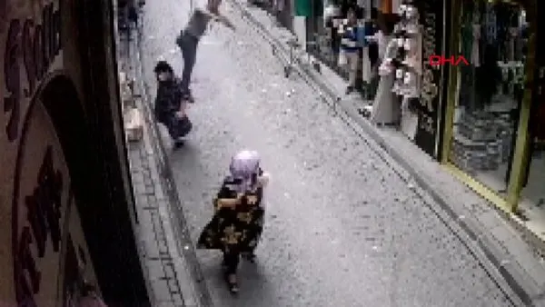 İstanbul Fatih'te dehşet anları! Binanın çatısından yaşlı kadının üstüne düşen adam kamerada...