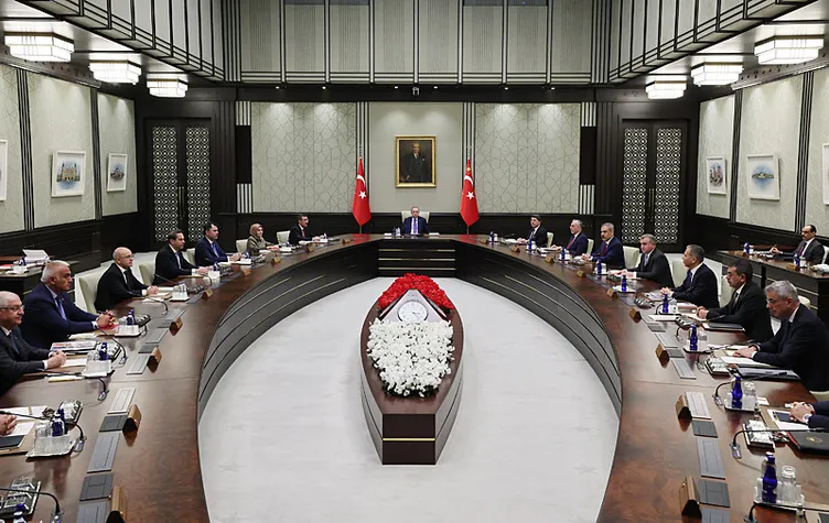 Milyonlarca emekli ve çalışanın gözü Cumhurbaşkanlığı Kabinesi’nde: Ana gündem maddesi asgari ücret, emekli ve memur maaşı!