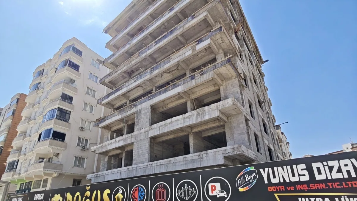 İnşaattan düşen işçi hayatını kaybetti