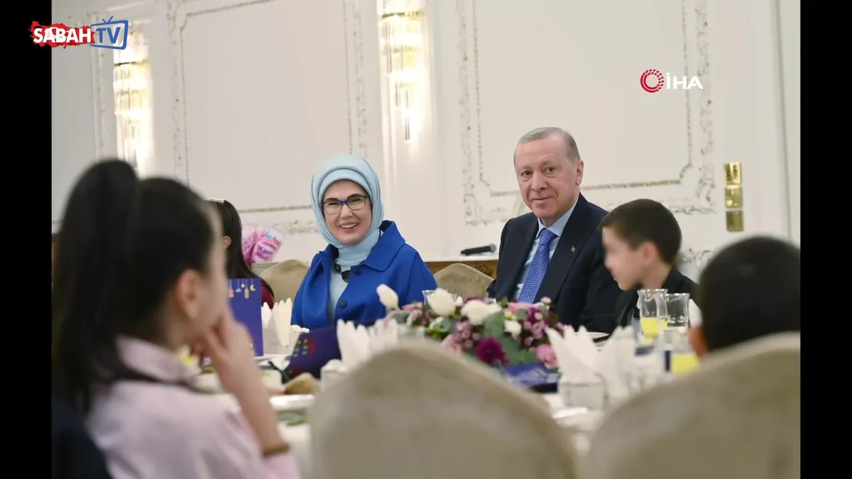 Cumhurbaşkanı Erdoğan, devlet himayesindeki çocuklarla iftar yaptı videosunu izle Cumhurbaşkanı Erdoğan, devlet himayesindeki çocuklarla iftar yaptı videosunu izle