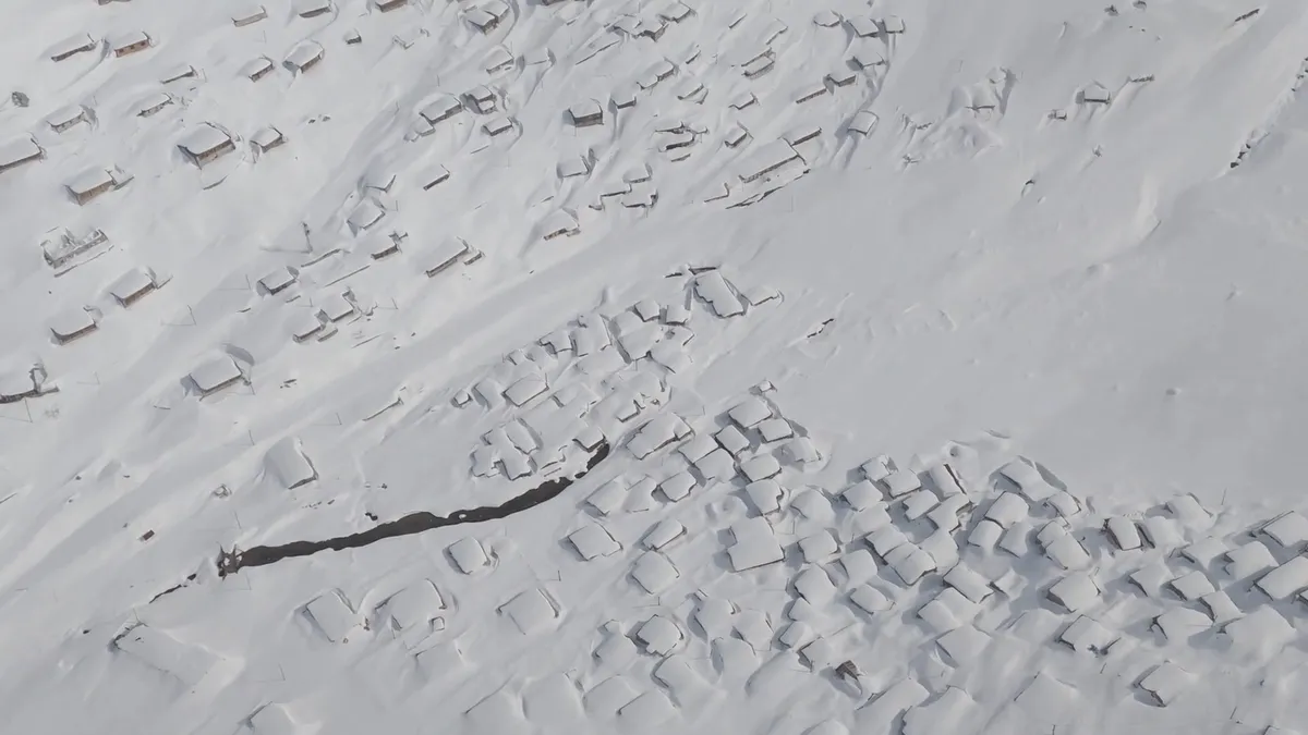 Rize Çamlıhemşin’deki Kavrun Yaylası’nda kar kalınlığı 3 metreyi aştı: Evler kayboldu! Rize Çamlıhemşin’deki Kavrun Yaylası’nda kar kalınlığı 3 metreyi aştı: Evler kayboldu!