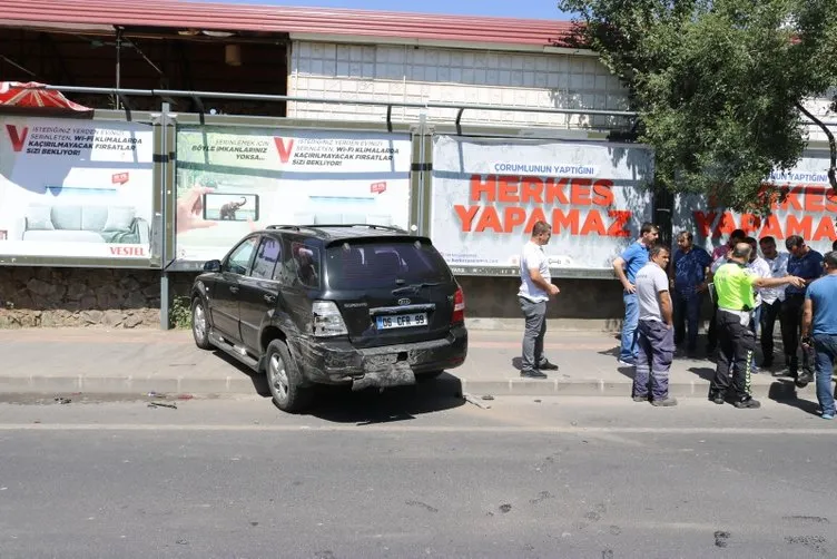 Diyarbakır’da ağaca çarpan otomobilin motoru fırladı