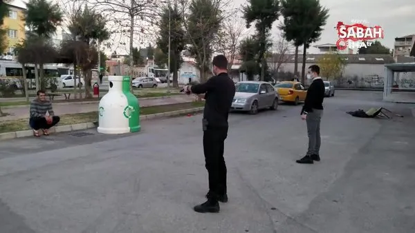 Son dakika: İzmir'de dehşet! Babasını sokak ortasında sopayla döverek öldürdü | Video