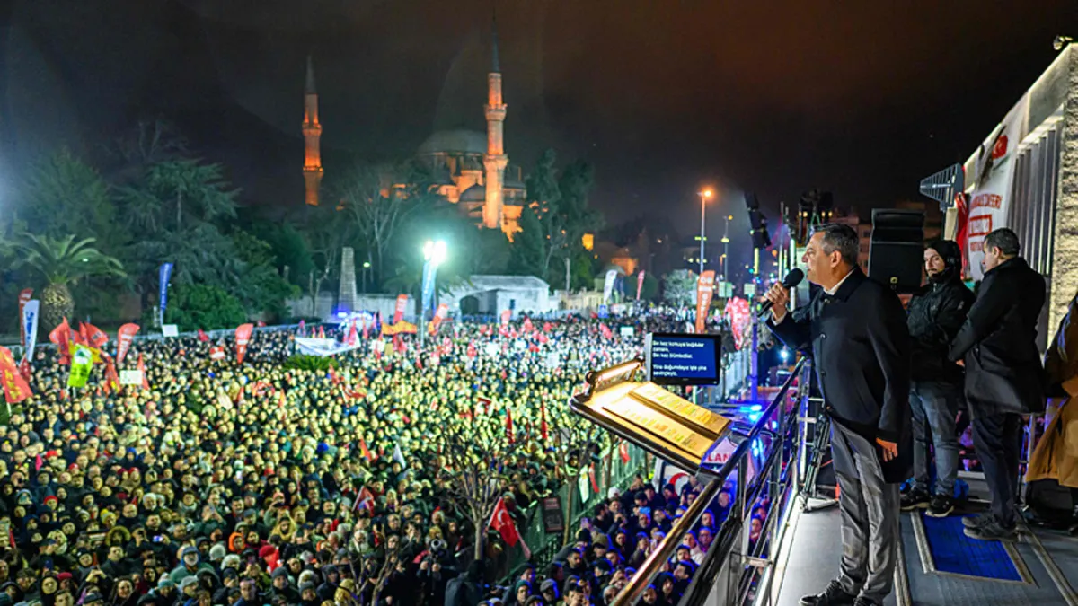 CHP’nin Saraçhane’deki mitinginde taşkınlık çıkaran 35 kişi gözaltına alındı CHP’nin Saraçhane’deki mitinginde taşkınlık çıkaran 35 kişi gözaltına alındı