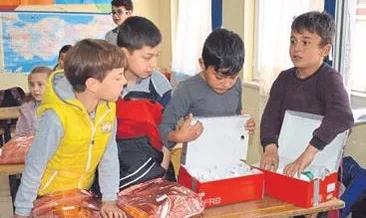 Kardeş okula hediye götürdüler