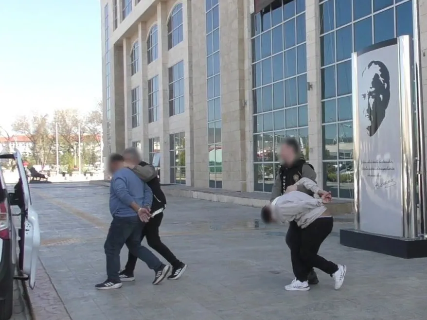 Uşak'ta narkotik ekiplerinden büyük operasyon! Çok sayıda silah ele geçirildi! 5 gözaltı 3 tutuklama