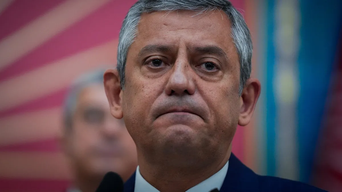 SON DAKİKA... Yeni Parti Genel Başkanı Özgür Özel Başkan Erdoğan'a yönelik sözleri nedeniyle 800 bin TL tazminat ödeyecek haber görseli