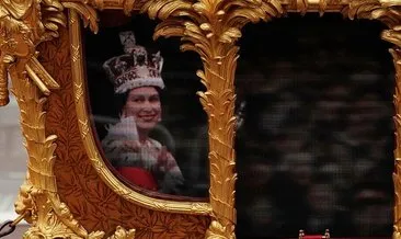 Kutlamalara damga vuran kare! Kraliçe Elizabeth’in hologramı halkı selamladı