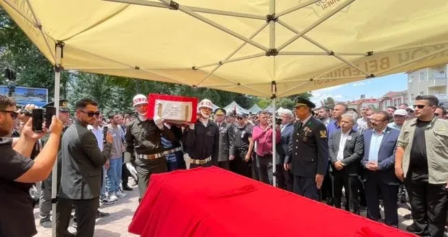 Pençe şehidini son yolculuğuna binlerce kişi uğurladı... ‘Buralar cennet kokuyor’ diyerek büyüttüğü torununun tabutuna sarıldı