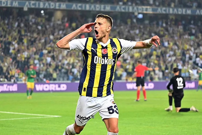 fenerbahceli-yoneticiden-galatasaraya-flas-sozler-floryanin-kalbine-gider-o-futbolcuyu-aliriz-1690409871815.jpg