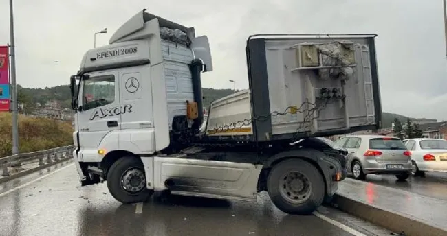 Maltepe’de ortalık karıştı! TIR refüje çıkınca yol trafiğe kapandı! Maltepe’de ortalık karıştı! TIR refüje çıkınca yol trafiğe kapandı!