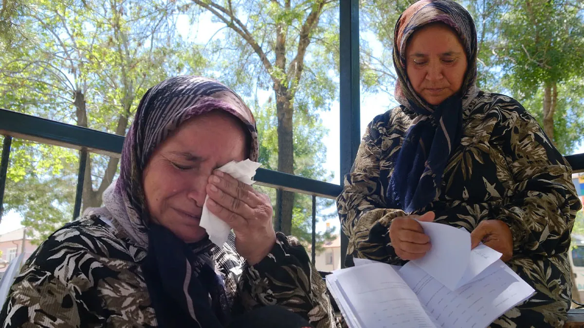 Karaman’da akılalmaz olay! Gözü yaşlı anne 28 yıldır evladını arıyor: ‘Ortada ne ölüm belgesi ne de hastane kaydı var’ Karaman’da akılalmaz olay! Gözü yaşlı anne 28 yıldır evladını arıyor: ‘Ortada ne ölüm belgesi ne de hastane kaydı var’