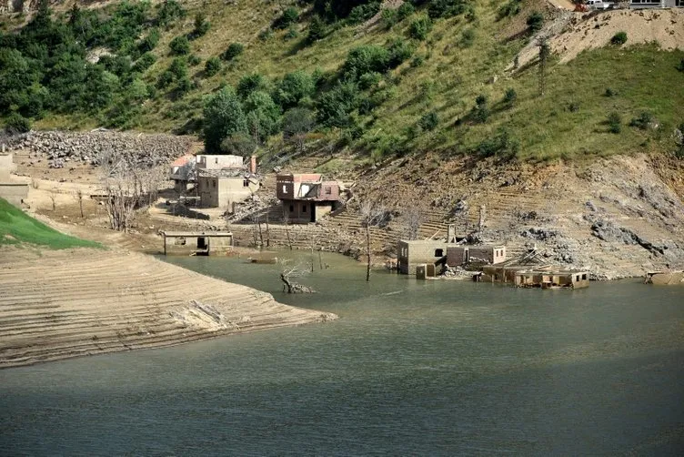 Baraj suları çekilince köy ortaya çıktı