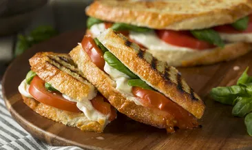 Caprese panini tarifi: Mozzarellalı, fesleğenli iç ferahlatan tost...