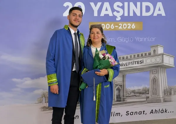 azmin-zaferi-54-yasinda-ogluyla-ayni-universiteden-mezun-oldu-1781770796574.jpg