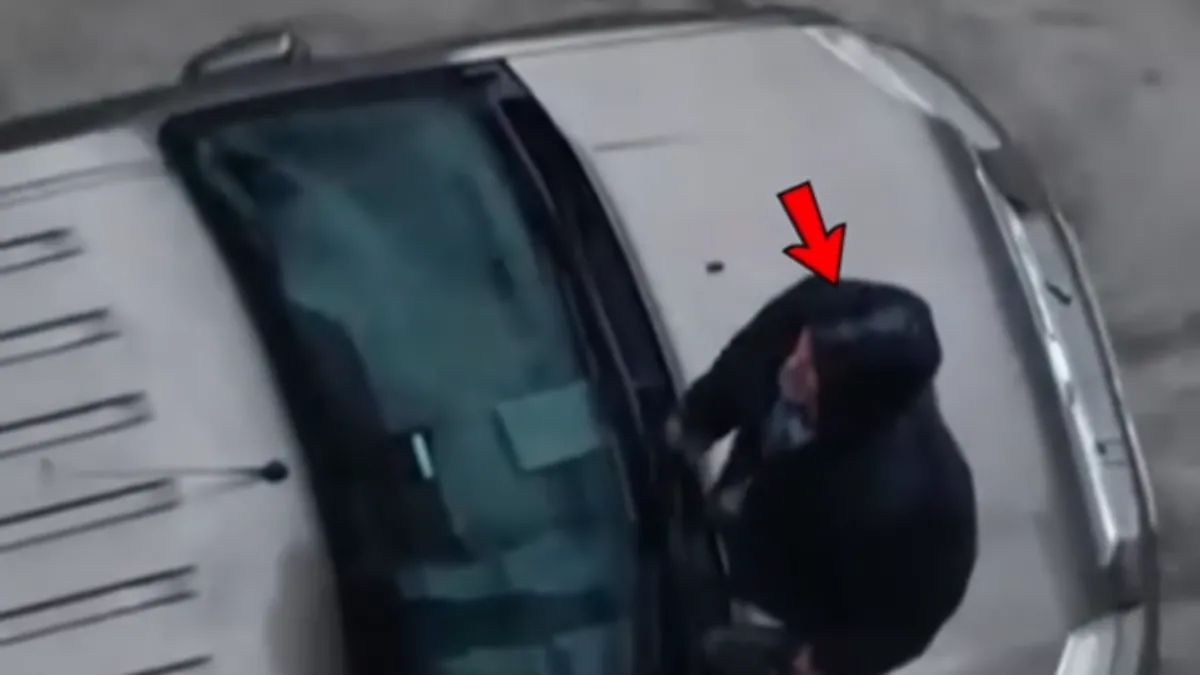 İstanbul’da yollar göle döndü: Bir vatandaş sel sularına kapılmaktan böyle kurtuldu!