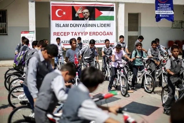 Cumhurbaşkanı Erdoğan’ın gönderdiği bisikletler dağıtılmaya başlandı