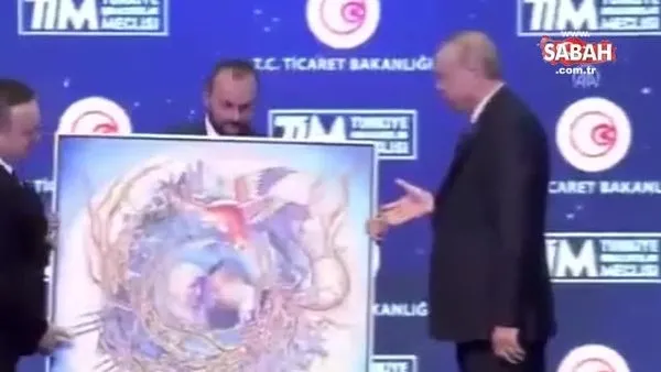 Cumhurbaşkanı Erdoğan'a annesinin tablosu hediye edilince duygusal anlar yaşadı