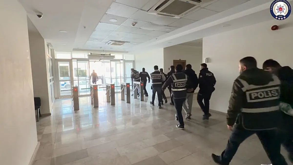 Kırşehir merkezli 9 ilde dolandırıcılık operasyonu! 17 kişi tutuklandı Kırşehir merkezli 9 ilde dolandırıcılık operasyonu! 17 kişi tutuklandı