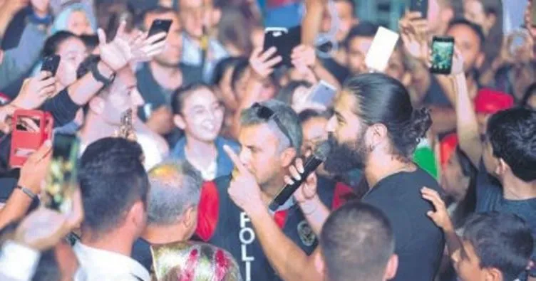 Yabancı dansçılara misket oynattı