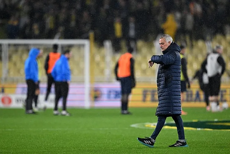 FENERBAHÇE HABERİ: Jose Mourinho 5 futbolcunun üstünü çizdi! Devre ayrasında gidiyorlar...