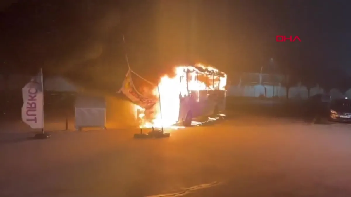 Kapıkule’de yolcu otobüsü alev alev yandı | Video videosunu izle Kapıkule’de yolcu otobüsü alev alev yandı | Video videosunu izle