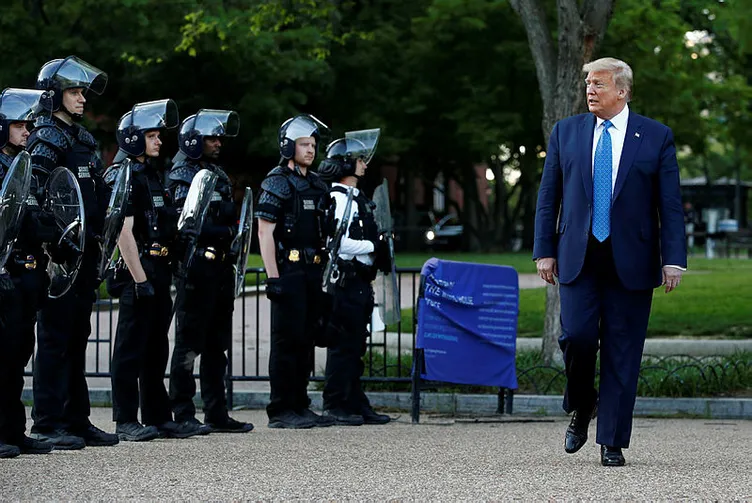 Son dakika! ABD kaosun pençesinde! Trump elinde incil ile...
