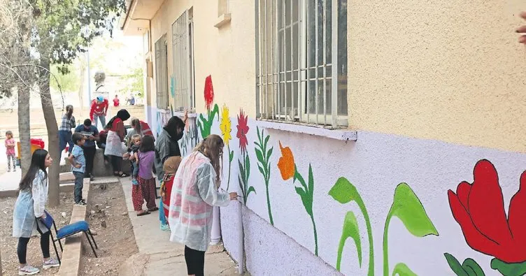 Gönüllü gençler köy okuluna renk kattı